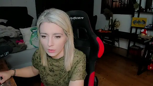 Lisaonthemoon online show from 10-18-25, 01:56