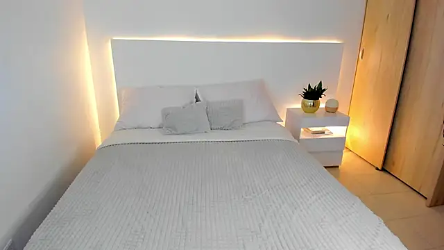 Snapshot of AndreaMartini chatting on 01-05-25, 03:43 AndreaMartini online show from 01-05-25, 03:43