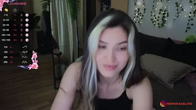 Snapshot of monikavenom chatting on 09-28-25, 01:11 monikavenom online show from 09-28-25, 01:11