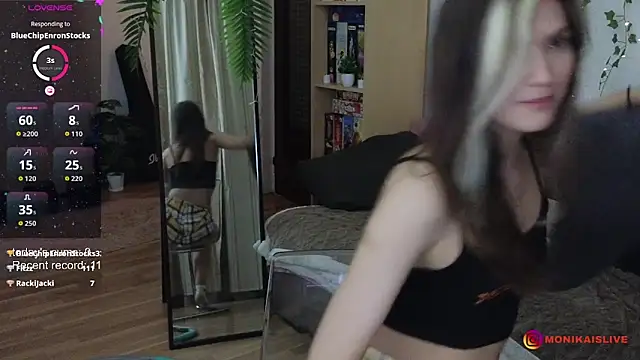 Snapshot of monikavenom chatting on 10-04-25, 03:37 monikavenom online show from 10-04-25, 03:37