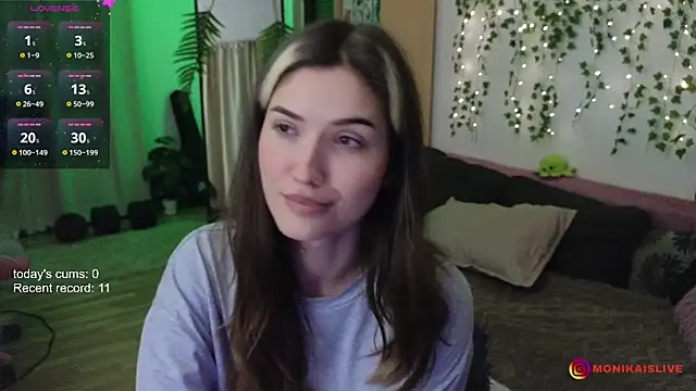 Snapshot of monikavenom chatting on 10-05-25, 02:10 monikavenom online show from 10-05-25, 02:10