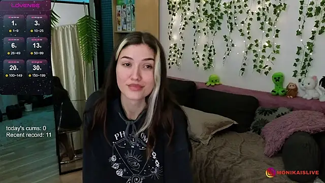 Snapshot of monikavenom chatting on 10-11-25, 02:11 monikavenom online show from 10-11-25, 02:11