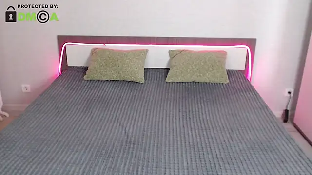 Snapshot of RonnieMilles chatting on 12-06-24, 04:06 RonnieMilles online show from 12-06-24, 04:06