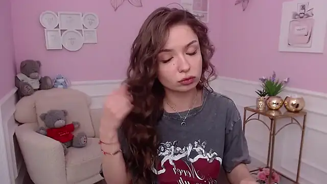 Snapshot of LucySkilar chatting on 10-17-25, 04:37 LucySkilar online show from 10-17-25, 04:37