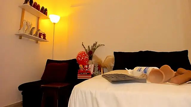 Snapshot of leslie_k chatting on 02-13-25, 04:43 leslie k online show from 02-13-25, 04:43