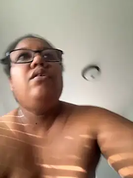 Snapshot of ebonyred chatting on 10-15-25, 12:49 ebonyred online show from 10-15-25, 12:49