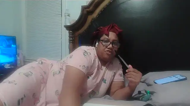 Snapshot of ebonyred chatting on 10-16-25, 02:23 ebonyred online show from 10-16-25, 02:23