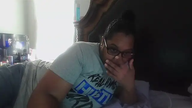 Snapshot of ebonyred chatting on 10-16-25, 02:40 ebonyred online show from 10-16-25, 02:40