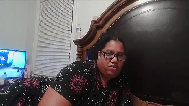 Snapshot of ebonyred chatting on 10-24-25, 12:41 ebonyred online show from 10-24-25, 12:41