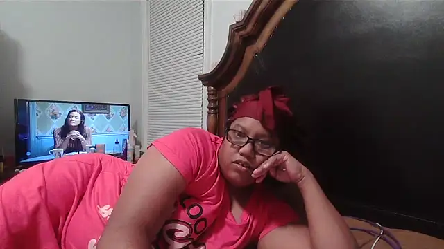 Snapshot of ebonyred chatting on 10-31-25, 12:22 ebonyred online show from 10-31-25, 12:22