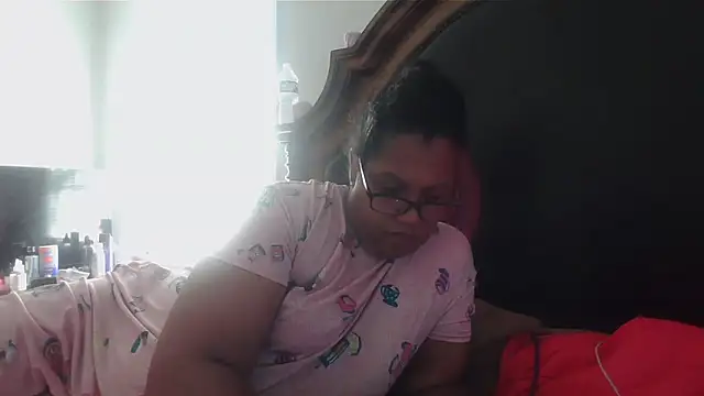 Snapshot of ebonyred chatting on 11-20-25, 01:44 ebonyred online show from 11-20-25, 01:44