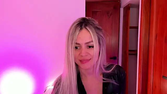 nicole valencia  online show from 11-05-25, 07:52