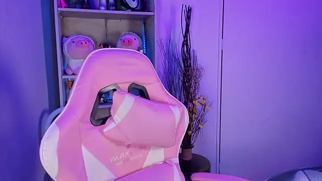 EmilyMiller  online show from 12-18-25, 04:24