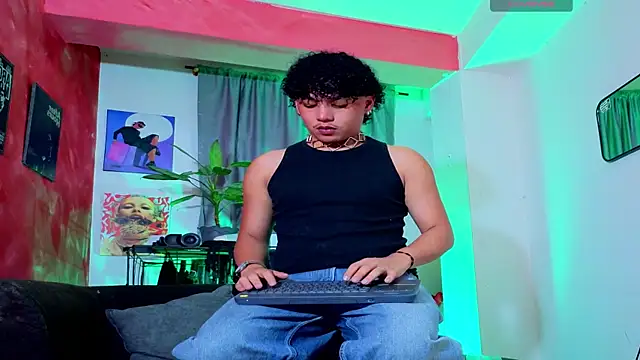 Snapshot of GaelOconner chatting on 03-21-26, 12:37 GaelOconner online show from 03-21-26, 12:37