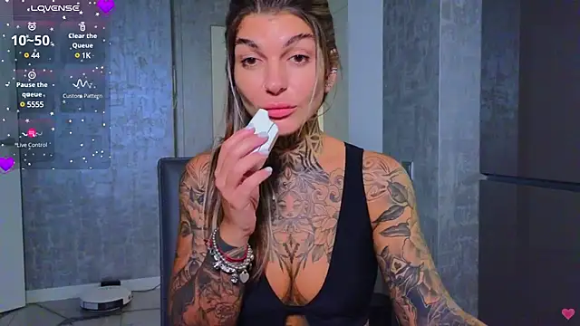 Snapshot of tattooedBabyy chatting on 02-04-25, 01:06 tattooedBabyy online show from 02-04-25, 01:06