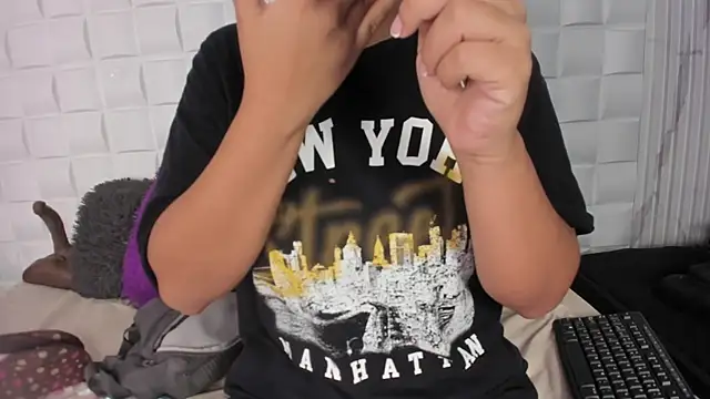 sharon strom online show from 12-28-24, 03:37