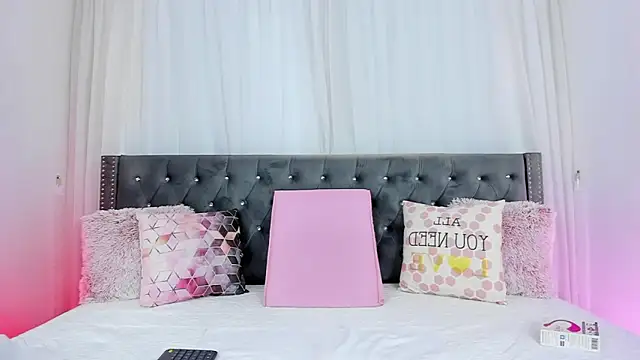 Snapshot of IsabellaJames chatting on 02-25-26, 02:37 IsabellaJames online show from 02-25-26, 02:37