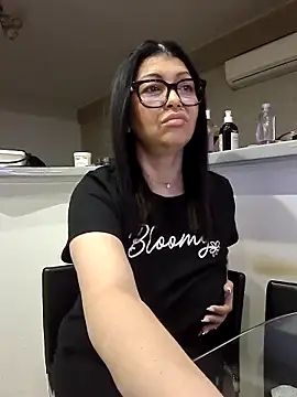 Snapshot of Milf_Abigail chatting on 09-27-25, 01:21 Milf Abigail online show from 09-27-25, 01:21