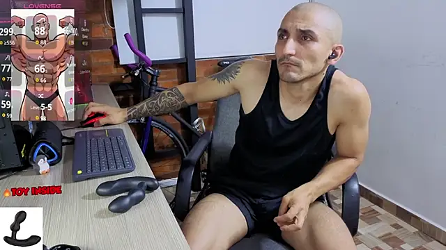 Snapshot of Marck_Muscle chatting on 04-28-26, 01:04 Marck Muscle online show from 04-28-26, 01:04