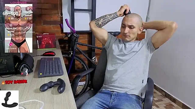 Snapshot of Marck_Muscle chatting on 05-01-26, 02:49 Marck Muscle online show from 05-01-26, 02:49