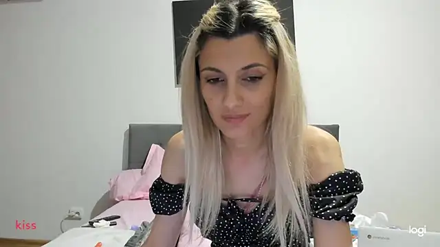 Snapshot of Isasweet1 chatting on 12-28-24, 01:18 Isasweet1 online show from 12-28-24, 01:18