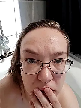 Isabella Geney online show from 11-19-25, 12:38