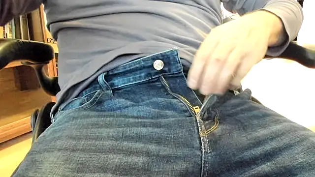 Snapshot of massive_cum chatting on 12-19-24, 04:57 massive cum online show from 12-19-24, 04:57