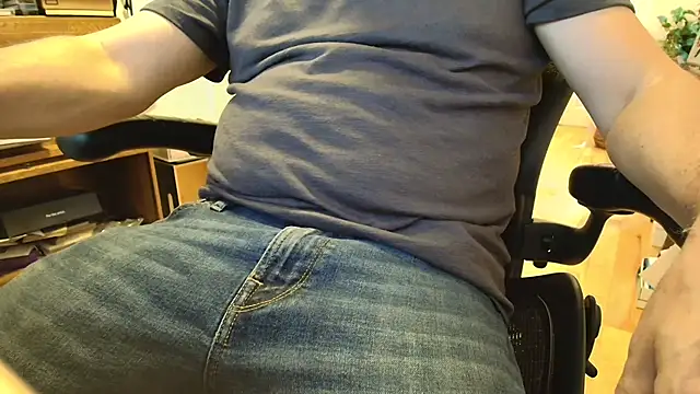 Snapshot of massive_cum chatting on 09-13-25, 11:04 massive cum online show from 09-13-25, 11:04