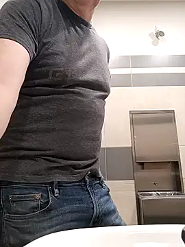 Snapshot of massive_cum chatting on 10-24-25, 05:42 massive cum online show from 10-24-25, 05:42