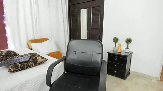 Snapshot of AURORA_FRANKLIN chatting on 01-31-25, 01:45 AURORA FRANKLIN online show from 01-31-25, 01:45