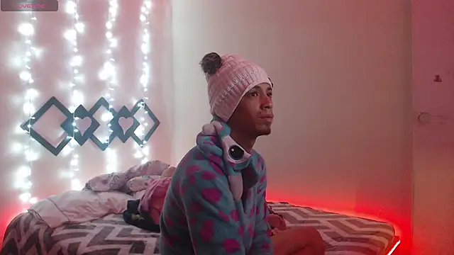 Snapshot of TOM_NATASHA chatting on 01-17-25, 12:31 TOM NATASHA online show from 01-17-25, 12:31