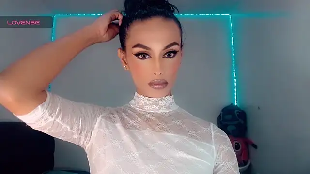 Snapshot of _Riannagarcia_ chatting on 11-04-25, 03:38 Riannagarcia online show from 11-04-25, 03:38