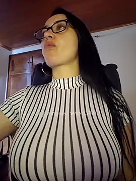 preetypeach online show from 10-19-25, 06:19