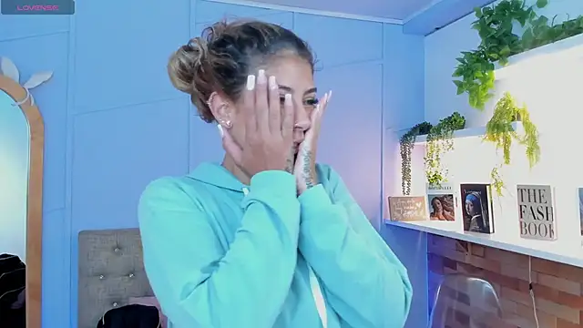 Snapshot of Georgina-coule chatting on 12-22-24, 12:05 Georgina-coule online show from 12-22-24, 12:05