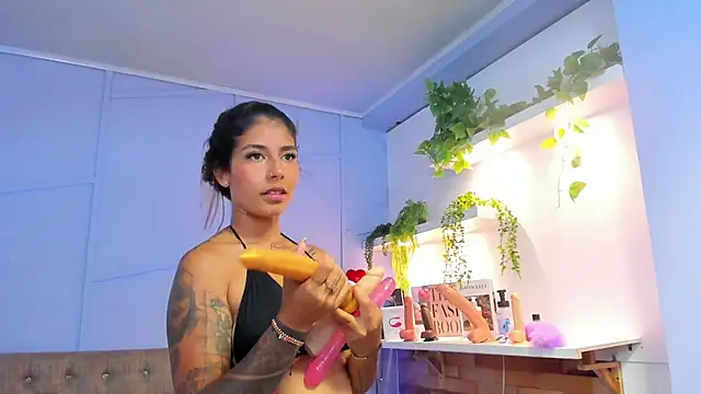 Snapshot of Georgina-coule chatting on 03-21-25, 06:40 Georgina-coule online show from 03-21-25, 06:40