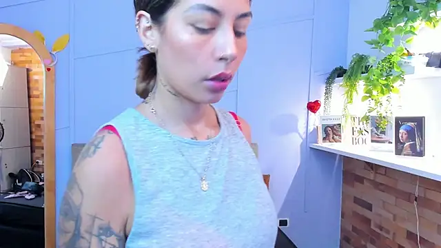 Snapshot of Georgina-coule chatting on 10-21-25, 01:23 Georgina-coule online show from 10-21-25, 01:23