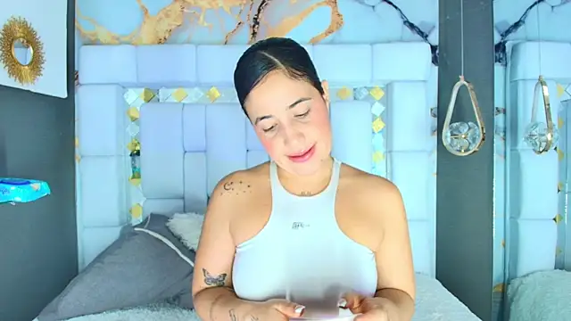 Snapshot of emily_madrid chatting on 10-01-25, 05:35 emily madrid online show from 10-01-25, 05:35