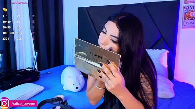 Snapshot of Aliceowenn chatting on 11-12-25, 09:36 Aliceowenn online show from 11-12-25, 09:36