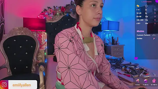 Snapshot of EmilyAllen_ chatting on 12-19-24, 05:51 EmilyAllen online show from 12-19-24, 05:51