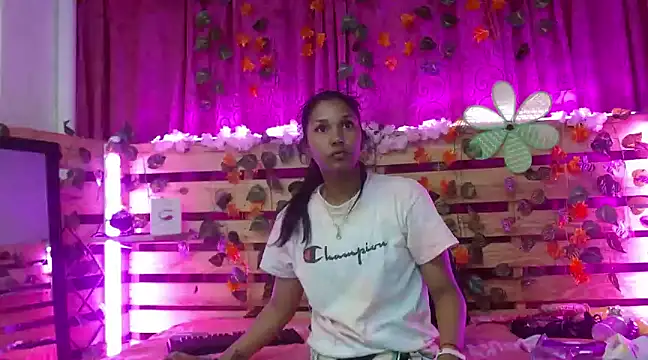 Snapshot of Elsa_Parisi chatting on 12-20-24, 07:39 Elsa Parisi online show from 12-20-24, 07:39