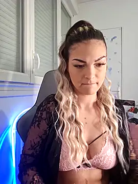 Snapshot of La_Nebulleuse-Nebulla chatting on 09-22-25, 08:22 La Nebulleuse-Nebulla online show from 09-22-25, 08:22