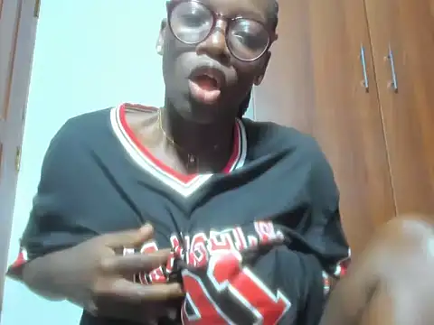 Snapshot of afro_pop chatting on 01-27-25, 12:33 afro pop online show from 01-27-25, 12:33