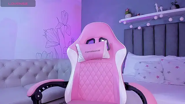 Snapshot of atenea_jones chatting on 12-15-25, 07:29 atenea jones online show from 12-15-25, 07:29