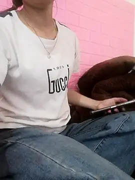 Snapshot of -Almira- chatting on 09-24-25, 02:37 -Almira- online show from 09-24-25, 02:37