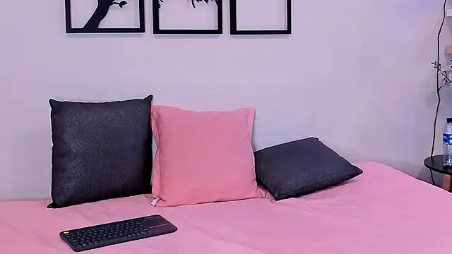 Snapshot of scarlett_johs chatting on 10-17-25, 09:56 scarlett johs online show from 10-17-25, 09:56