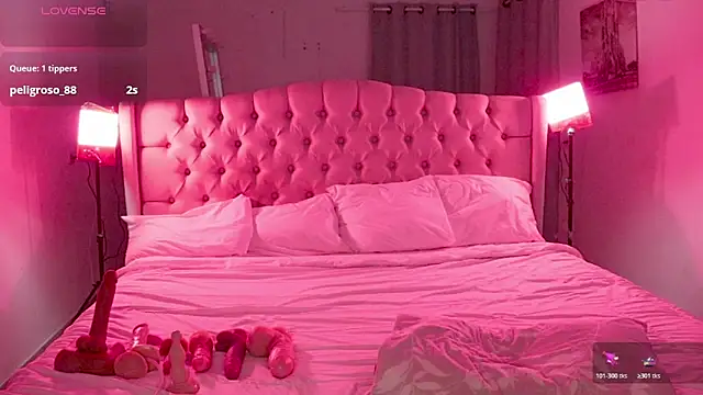 Snapshot of anniek chatting on 11-08-25, 12:55 anniek online show from 11-08-25, 12:55