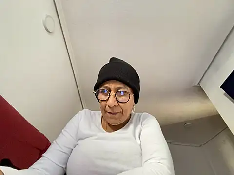 Snapshot of sweeviolet chatting on 12-20-24, 10:38 sweeviolet online show from 12-20-24, 10:38