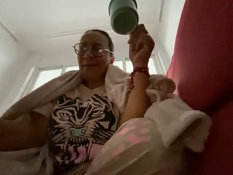 Snapshot of sweeviolet chatting on 01-12-25, 08:46 sweeviolet online show from 01-12-25, 08:46