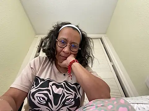 Snapshot of sweeviolet chatting on 02-02-25, 09:40 sweeviolet online show from 02-02-25, 09:40