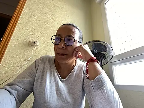 Snapshot of sweeviolet chatting on 02-24-25, 11:43 sweeviolet online show from 02-24-25, 11:43